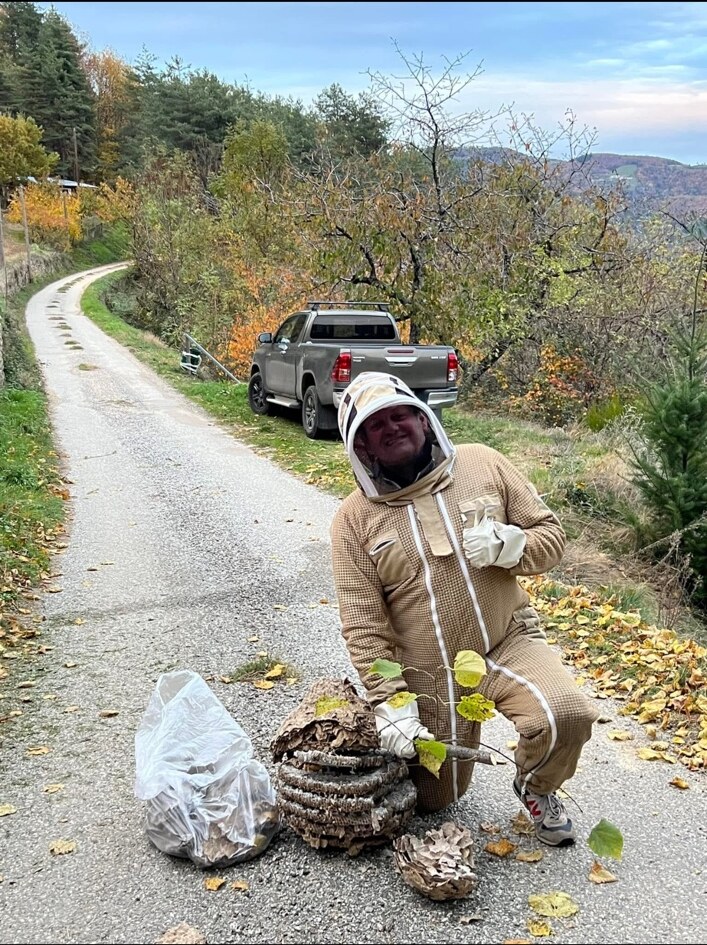 Technicien Panic Guêpes équipé après le retrait d’un nid